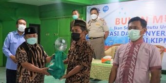 BKIPM Surabaya I Bersama Komisi IV DPR RI Salurkan 900 Paket Ikan di Madiun