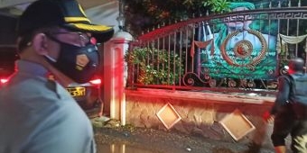 Berbau FPI, Petugas Gabungan Turunkan Spanduk Bergambar HRS di Krian Sidoarjo