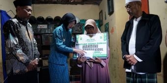 Rumah Kerap Bocor, Nenek 76 Tahun di Kota Kediri Terima Bantuan Bedah Rumah Rp20 Juta