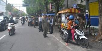 Dishub dan Satpol PP Lumajang Tertibkan PKL dan Parkir Liar