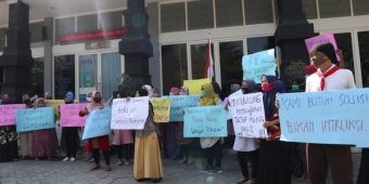 Tuntut Sekolah Tatap Muka, Puluhan Wali Murid Demo Disdikbud Jombang