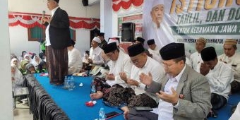 di-depan-ribuan-massa-istighatsah-prof-kiai-asep-singgung-perjuangan-ikhlas-tanpa-balasan