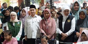 Tegaskan Semangat Gotong Royong, Bupati Mojokerto Dampingi Gubernur Jatim Salurkan Ribuan Bansos