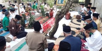 Puncaki Harlah NU ke-98, PCNU Sidoarjo Ziarahi Makam Masyayikh