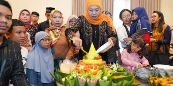 Khofifah Tumpengan dan Berbagi Pengalaman dengan Penyandang Disabilitas di Kediamannya