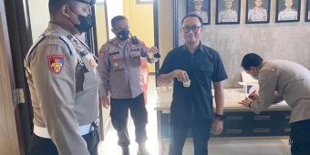 Buntut Ditangkapnya Oknum Kapolsek, Kapolresta Sidoarjo Bersama Anggota Lakukan Tes Urine