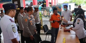 Jelang Lebaran, Polres Ngawi Gelar Tes Urin Awak Armada Bus di Terminal Kertonegoro