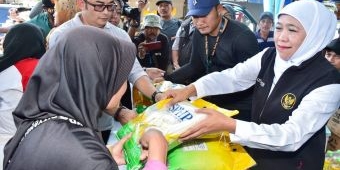 Gelar Pasar Murah di Situbondo Jelang Nataru, Gubernur Khofifah Turut Bagikan Uang Bansos