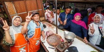 Warga Nganjuk di Pasar Berbek Nganjuk Full Senyum Disambangi Khofifah, Tukang Becak: Lanjutkan Bu!