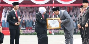 Ketua DPRD Gresik Terima Penghargaan JDIH dari Gubernur Jatim