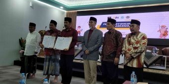 kerjasama-uac-dirjen-kementerian-hukum-serahkan-surat-pencatatan-ciptaan-buku-kiai-asep