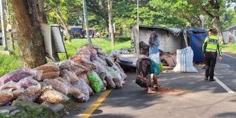 Diduga Pecah Ban, Pikap Bermuatan Kerupuk Mentah di Bangkalan Teguling