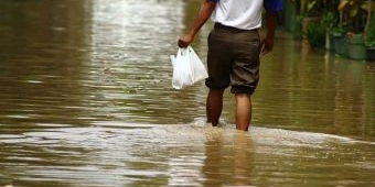 Banjir Akibat Hujan Deras Selama Berjam-jam, Jalan Nasional di Sampang Lumpuh