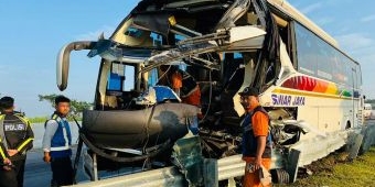 Bus Sinar Jaya Tabrak Truk Trailer di Tol Ngawi, Sopir Luka-Luka