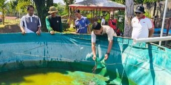 Berdayakan Warga Binaan, Kalapas Kediri Tebar 2.000 Ekor Bibit Lele