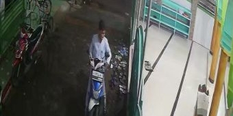 Cukup 2 Detik, Maling Bawa Kabur Motor Jemaah Salat Subuh di Krian Sidoarjo