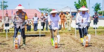 Pj Gubernur Adhy Bersama Polda Jatim Tanam Jagung Serentak di Blitar, Dukung Swasembada Pangan