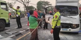 Elf Putar Balik Ditabrak Truk Boks di Karanglangit Lamongan, Motor dari Lawan Arah Ikut Terseret