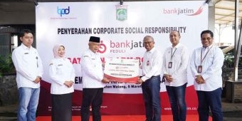 Atasi Sampah, Bank Jatim Serahkan 1 Unit Arm Roll Truck ke Pemkab Malang