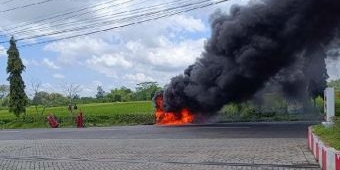 Minibus Keluarkan Suara Ledakan saat Isi BBM di SPBU Talun Blitar, Ludes Terbakar