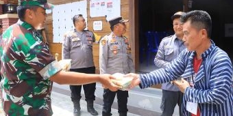 TNI-Polri di Ngawi Bagikan Makanan Sehat ke Masyarakat saat Coblosan Pilkada 2024