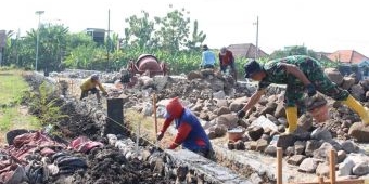 TMMD ke-126 di Sidoarjo Bangun Plengsengan Irigasi