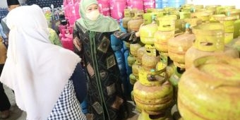 Tinjau Distributor Elpiji di Jombang, Gubernur Khofifah Pastikan Stok di Jatim Aman