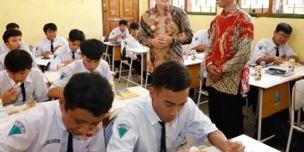 Pj Gubernur Jatim Tinjau Uji Coba Program Makan Bergizi di SMA dan SMK Gema 45 Surabaya