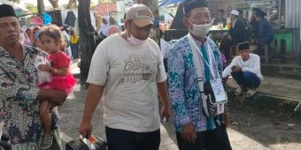 Diantar Keluarga Menuju Bus, Tukang Becak Naik Haji di Sampang Berangkat Tanpa Didampingi Istri