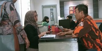 Dana Tak Bisa Cair, Puluhan Warga Penerima Program Indonesia Pintar di Probolinggo Kecewa