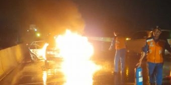 Korsleting Diduga Picu Kebakaran Mobil di Tol Surabaya-Gresik