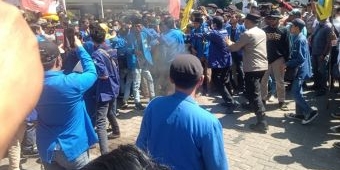 Aksi Demo Tolak Kenaikan BBM di Gedung DPRD Pasuruan Ricuh, Dua Anggota PMII Sempat Diamankan