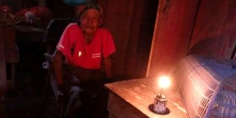 Lansia Warga Kediri Hidup Sebatang Kara dan Sakit-sakitan, Bertahun-tahun Diselimuti Kegelapan