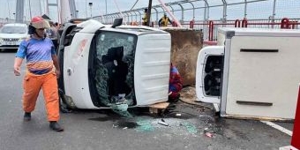 Pecah Ban, Mobil Boks Gran Max Terguling di Jembatan Suramadu