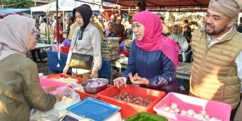 Pastikan Stok dan Harga Bapok Aman, Khofifah Didampingi Wali Kota Batu Tinjau Pasar Among Tani