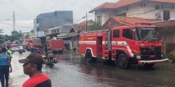 Hari Natal, 4 Truk Damkar Disiagakan untuk Antisipasi Banjir di Rungkut Menanggal Harapan