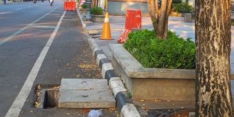 Tutup Saluran Air di Kota Lama Gresik Hilang, Warga dan Pengunjung Terancam Bahaya