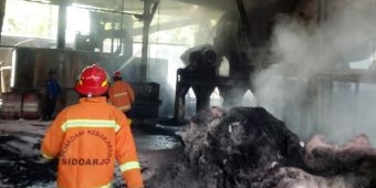 Korsleting Listrik, Pabrik di Krian Sidoarjo Ludes Terbakar