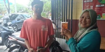 Cara Unik UMKM Es Teh di Wiyung untuk Dukung Khofifah, Beri Bonus di Dagangannya