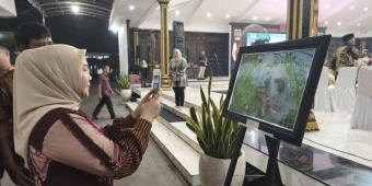 Puncak HPN PWI Jombang, Ketua TP PKK Terpukau  dengan Karya Fotografi Jurnalistik
