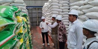 Tinjau Gudang Bulog Bangkalan, Ra Imron Pastikan Stok Beras Aman