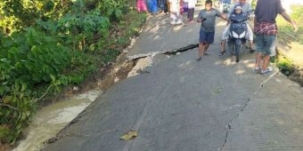 Hujan Intensitas Tinggi Sebabkan Jalan di Kedungdung Sampang Longsor