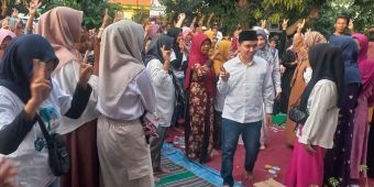 Pasangan Mubarok Sapa Masyarakat saat Kunjungi Desa-desa di Kecamatan Mojosari