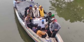 Polisi di Sidoarjo Kawal Distribusi Logistik Pilkada 2024 Melalui Jalur Laut