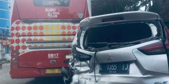 Alami Rem Blong, Bus Suroboyo Tabrak Mobil di Basuki Rahmat