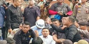 Dua Anggota DPRD Jatim Disiram Air oleh Pendemo saat Temui Massa Aksi ‘Indonesia Gelap’