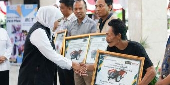 Pastikan Tepat Sasaran, Gubernur Khofifah Salurkan Bantuan Rp16 M untuk Warga dan Petani di Malang