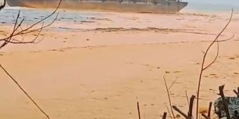 Tongkang Kandas, Puluhan Ton Muatan Minyak Sawit Tumpah di Perairan Gili Iyang Sumenep