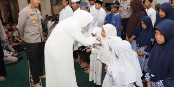 Peringati Isra Mikraj 1446 H, Polres Kediri Kota dan Bhayangkari Salurkan Santunan Anak Yatim