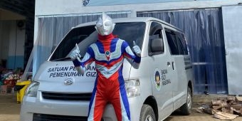 Unik! Petugas SPPG di Pamekasan Pakai Kostum Ultraman saat Antar Paket MBG